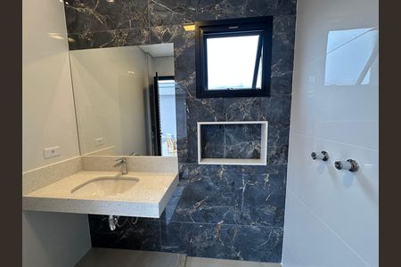 Casa de condomínio à venda com 323m², 4 quartos e 6 vagas Casa de condomínio à venda com 323m², 4 quartos e 6 vagasBanheiro Social