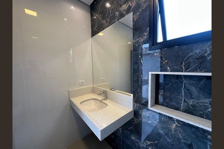 Casa de condomínio à venda com 323m², 4 quartos e 6 vagas Casa de condomínio à venda com 323m², 4 quartos e 6 vagasBanheiro Social