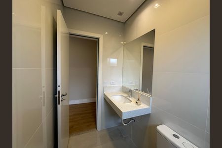 Casa de condomínio à venda com 323m², 4 quartos e 6 vagas Casa de condomínio à venda com 323m², 4 quartos e 6 vagasBanheiro da Suíte 2