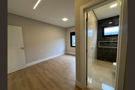 Casa de condomínio à venda com 323m², 4 quartos e 6 vagas Casa de condomínio à venda com 323m², 4 quartos e 6 vagasSuíte 3