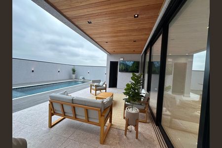 Casa de condomínio à venda com 323m², 4 quartos e 6 vagas Casa de condomínio à venda com 323m², 4 quartos e 6 vagasVaranda