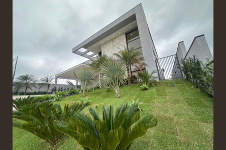 Casa de condomínio à venda com 323m², 4 quartos e 6 vagas Casa de condomínio à venda com 323m², 4 quartos e 6 vagasFachada