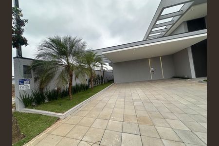 Casa de condomínio à venda com 323m², 4 quartos e 6 vagas Casa de condomínio à venda com 323m², 4 quartos e 6 vagasFachada