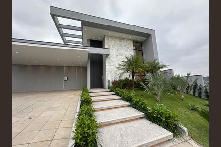 Casa de condomínio à venda com 323m², 4 quartos e 6 vagas Casa de condomínio à venda com 323m², 4 quartos e 6 vagasFachada