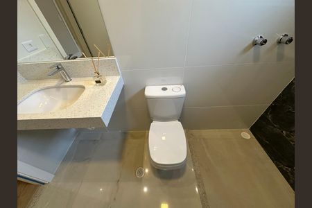 Casa de condomínio à venda com 323m², 4 quartos e 6 vagas Casa de condomínio à venda com 323m², 4 quartos e 6 vagasBanheiro da Suíte 2