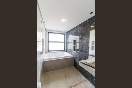 Casa de condomínio à venda com 323m², 4 quartos e 6 vagasBanheiro da Suíte