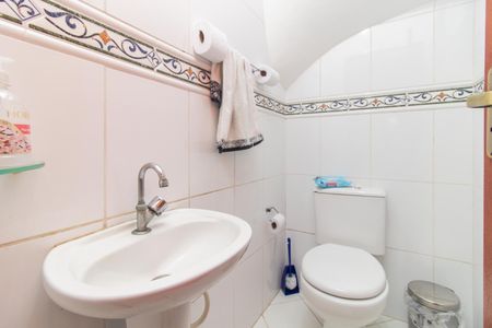 Casa de condomínio à venda com 164m², 4 quartos e 2 vagasLavabo