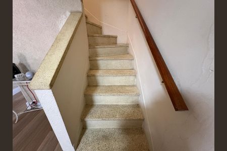 Casa à venda com 110m², 2 quartos e 1 vagaEscada