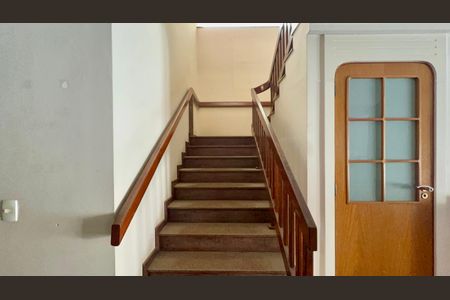 Casa para alugar com 420m², 4 quartos e 3 vagas Casa para alugar com 420m², 4 quartos e 3 vagasEscada
