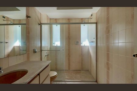 Casa para alugar com 420m², 4 quartos e 3 vagas Casa para alugar com 420m², 4 quartos e 3 vagasBanheiro da Suíte 1