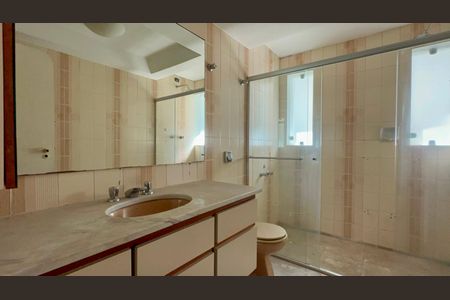 Casa para alugar com 420m², 4 quartos e 3 vagas Casa para alugar com 420m², 4 quartos e 3 vagasBanheiro da Suíte 1