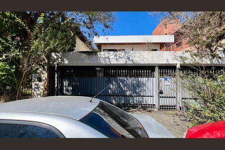 Casa para alugar com 420m², 4 quartos e 3 vagas Casa para alugar com 420m², 4 quartos e 3 vagasFachada