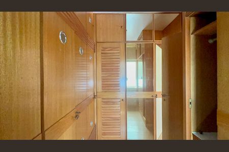 Casa para alugar com 420m², 4 quartos e 3 vagas Casa para alugar com 420m², 4 quartos e 3 vagasCloset da suíte 3