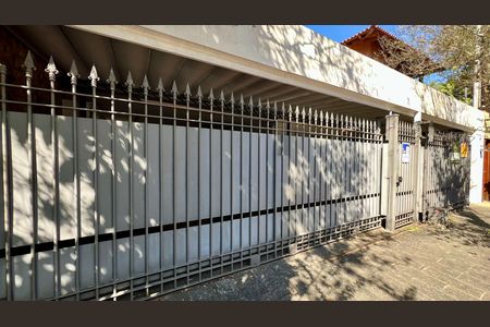 Casa para alugar com 420m², 4 quartos e 3 vagas Casa para alugar com 420m², 4 quartos e 3 vagasFachada