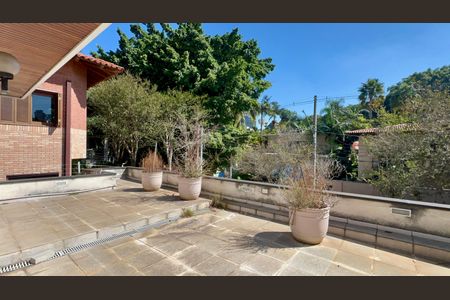 Casa para alugar com 420m², 4 quartos e 3 vagas Casa para alugar com 420m², 4 quartos e 3 vagasTerraço