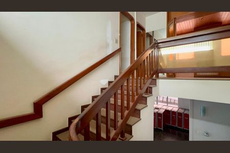 Casa para alugar com 420m², 4 quartos e 3 vagas Casa para alugar com 420m², 4 quartos e 3 vagasEscada
