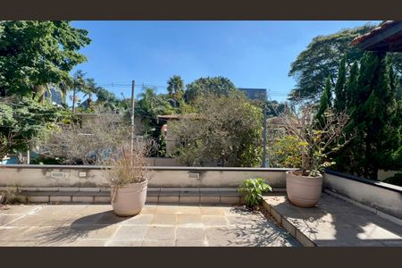 Casa para alugar com 420m², 4 quartos e 3 vagas Casa para alugar com 420m², 4 quartos e 3 vagasTerraço