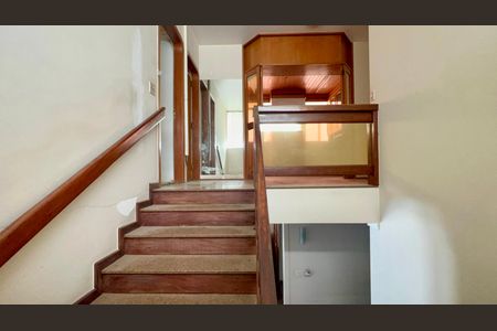 Casa para alugar com 420m², 4 quartos e 3 vagas Casa para alugar com 420m², 4 quartos e 3 vagasEscada