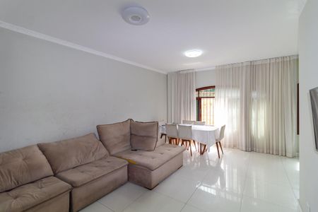 Casa para alugar com 250m², 3 quartos e 2 vagasSala