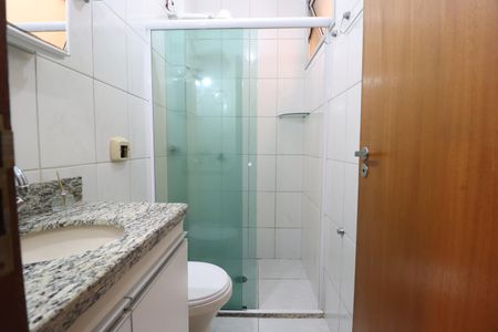 Banheiro Social de apartamento para alugar com 2 quartos, 70m² em Santa Mônica, Uberlândia
