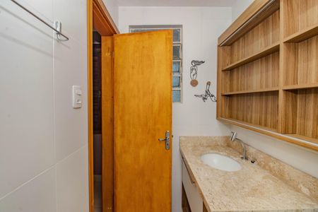 Banheiro de apartamento à venda com 1 quarto, 42m² em São Geraldo, Porto Alegre