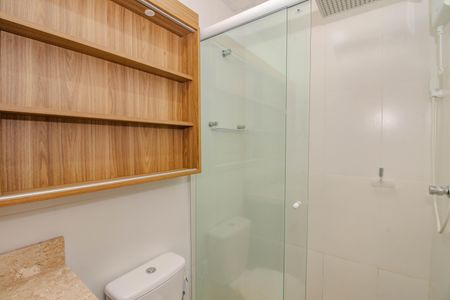 Banheiro de apartamento à venda com 1 quarto, 42m² em São Geraldo, Porto Alegre