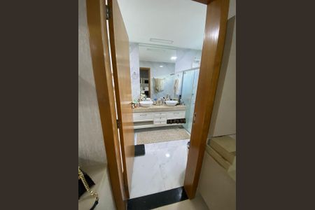 Casa de condomínio para alugar com 370m², 3 quartos e 4 vagasBanheiro do Quarto 3