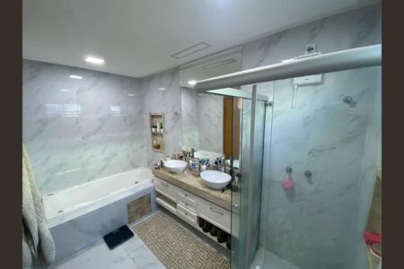 Casa de condomínio para alugar com 370m², 3 quartos e 4 vagasBanheiro do Quarto 3