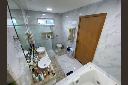 Casa de condomínio para alugar com 370m², 3 quartos e 4 vagasBanheiro do Quarto 3