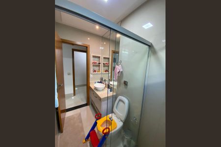 Casa de condomínio para alugar com 370m², 3 quartos e 4 vagasBanheiro