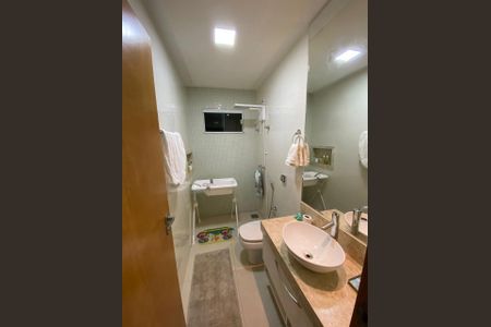 Casa de condomínio para alugar com 370m², 3 quartos e 4 vagasBanheiro do Quarto 2