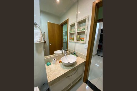 Casa de condomínio para alugar com 370m², 3 quartos e 4 vagasBanheiro do Quarto 1