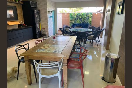 Casa de condomínio para alugar com 370m², 3 quartos e 4 vagasVaranda