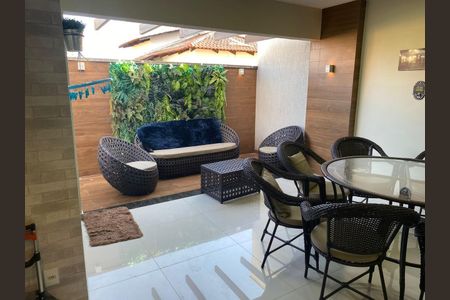 Casa de condomínio para alugar com 370m², 3 quartos e 4 vagasVaranda