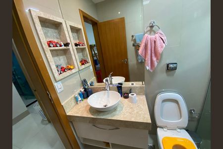 Casa de condomínio para alugar com 370m², 3 quartos e 4 vagasBanheiro