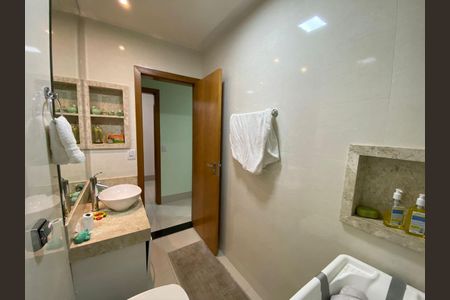 Casa de condomínio para alugar com 370m², 3 quartos e 4 vagasBanheiro do Quarto 1