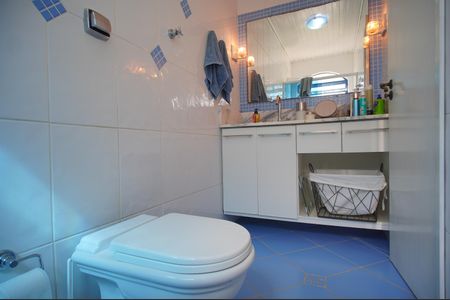 Casa à venda com 305m², 4 quartos e 2 vagasBanheiro da Suíte