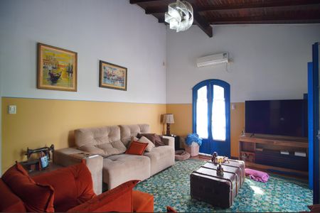 Casa à venda com 305m², 4 quartos e 2 vagasSala