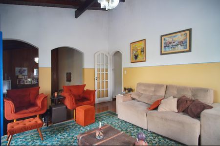 Casa à venda com 305m², 4 quartos e 2 vagasSala