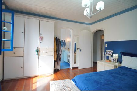 Casa à venda com 305m², 4 quartos e 2 vagasSuíte