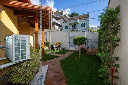 Casa à venda com 360m², 3 quartos e 5 vagasJARDIM/FACHADA