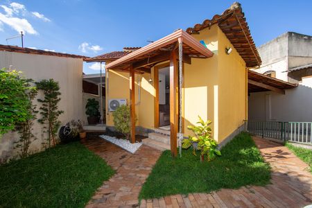 Casa à venda com 360m², 3 quartos e 5 vagasJARDIM/FACHADA