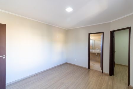 Casa à venda com 300m², 4 quartos e 3 vagas Casa à venda com 300m², 4 quartos e 3 vagasSuíte