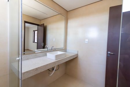 Casa à venda com 300m², 4 quartos e 3 vagas Casa à venda com 300m², 4 quartos e 3 vagasBanheiro da Suíte