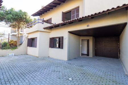 Casa à venda com 300m², 4 quartos e 3 vagas Casa à venda com 300m², 4 quartos e 3 vagasFachada