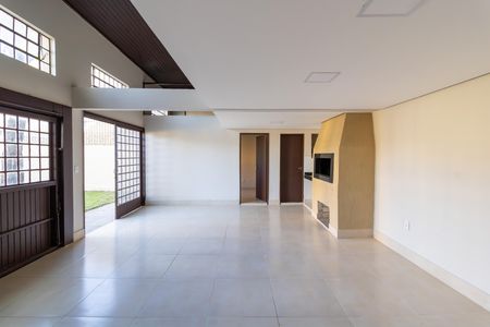 Casa à venda com 300m², 4 quartos e 3 vagas Casa à venda com 300m², 4 quartos e 3 vagasÁrea Comum