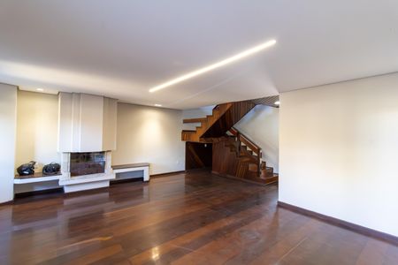 Casa à venda com 300m², 4 quartos e 3 vagas Casa à venda com 300m², 4 quartos e 3 vagasSala