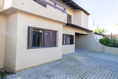 Casa à venda com 300m², 4 quartos e 3 vagas Casa à venda com 300m², 4 quartos e 3 vagasFachada