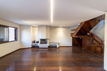 Casa à venda com 300m², 4 quartos e 3 vagas Casa à venda com 300m², 4 quartos e 3 vagasSala