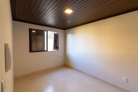 Casa à venda com 300m², 4 quartos e 3 vagas Casa à venda com 300m², 4 quartos e 3 vagasQuarto de Serviço
